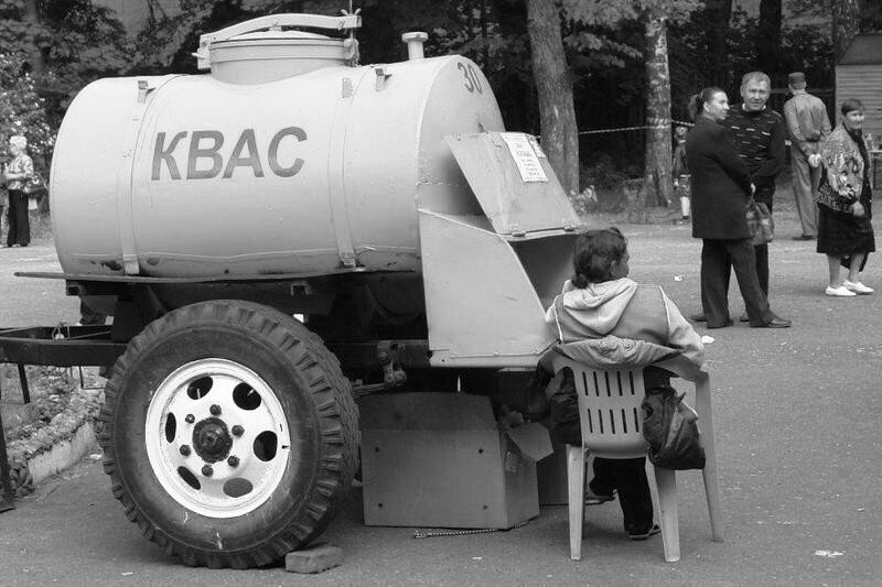 На Мосфильме целая куча таких бочек с квасом в отделе реквизита для кино, фото - pikabu.ru