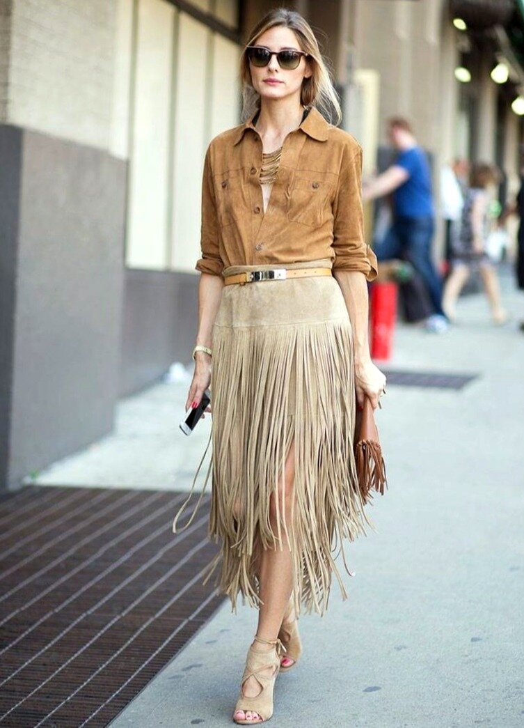 Монохромный образ стройнит фигуру