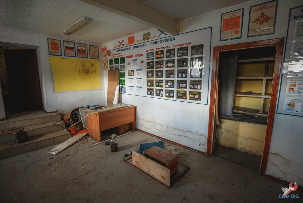 Старый советский фабричный клуб оказался заброшенным училищем. Попал внутрь и сделал любопытные фото