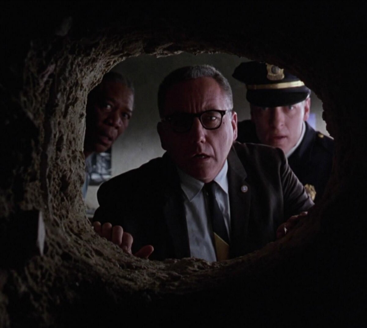 Всемы начинаем общаться с противоположным полом, потом встречаться. И в один прекрасный день он насспрашивает: "А сколько у тебя было до меня?" Этовопрос, иногда ставит в ступор, а иногда просто не хочется на него отвечать, ведь прошлое в прошлом но..... Говорить ли правду, каждый для себя решает сам. Какое количество считается нормальным, этого тоже никто не скажет. Ну, к примеру, если девушка скажет, что он у неё 25-тый, то вряд ли у них завяжутся долгосрочные отношения. Вообще, большинство парней относятся нормально, если он у неё второй или третий и не очень, когда узнаёт что он 5-ыйюВот есть у меня один знакомый, который готов тра***ть всё, что движется, но считает, что у девушки должен быть до него один половой партнёр. И вот, он как-то бросил свою девушку, простречавшись с ней около года, а всё потому, что он узнал: он у неё второй по счёту. Вот незадача, а то, что он еб***рь воообще нормасМдаааааа, ничего не скажешь. Есть, те кто подсознательно ревнуют бывших половыхпартнёров В настоящем, спрашивая в постели: А я лучше него? А он так делал? А так? А ты тоже пробовали с ним анальный кекс?Как по мне это полный бред: ВЫЯСНЯть кто с кем спал до тебя,  Зачем????? Смысла нет... Сделайте так, чтобы человеку было с вами комфортно в настоящем, и не стоит оглядваться на прошлое, оно в прошлом. Живите настоящим, пробуйте и экспереминтируйте, иперестаньте искать бывших в постелях своих любимых. 