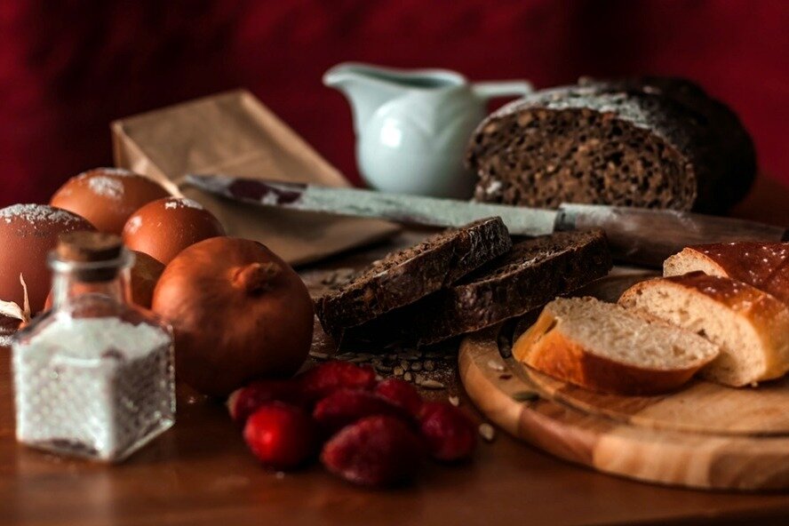 На это время нужно отказаться от приёма некоторой пищи и от грешных мыслей.