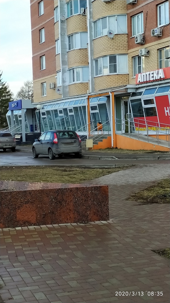 Не зря рядом с отделением банка ВТБ есть аптека! Мало ли по-плохеет кому)