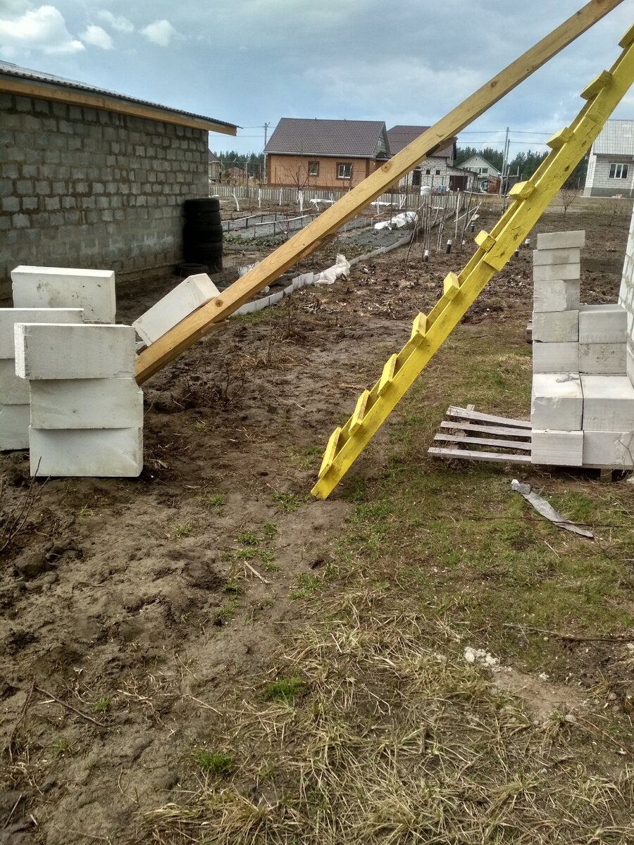 подъем пеноблока на второй этаж. как поднять блок. подъемник для газобетонных блоков. как поднять блок. как поднять блок.