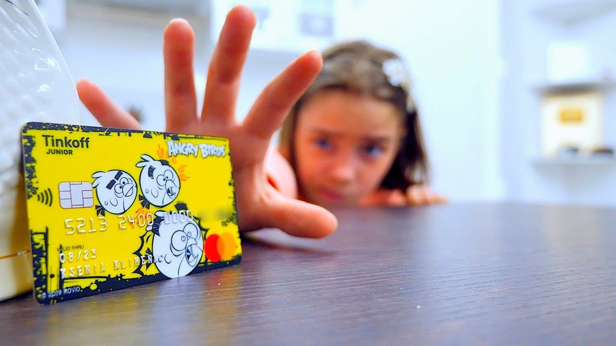 На детскую карту пришли деньги. Детская карточка тинькофф Junior. Тинькофф карта для детей до 14. Карта тинькофф Джуниор для детей до 14. Банковские карточки тинькофф для детей