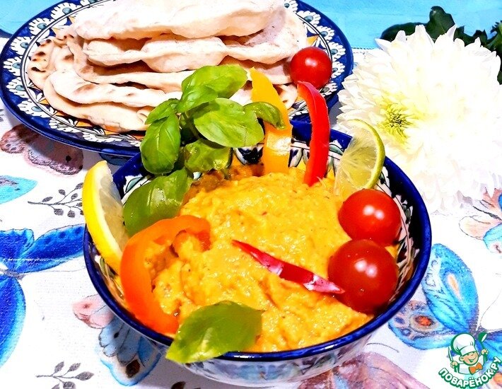 Мне нравятся разные паштеты, намазки и дипы. Гуакамоле иногда делаю. В этот раз у меня получился не зелёный, а оранжевого цвета. Ели его с лепёшками, которые я испекла на сковороде. Мне и моим мужчинам такая закуска понравилась. Остренькая и ароматная.
