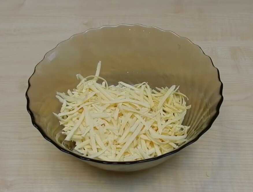 Натрем сыр на крупной терке