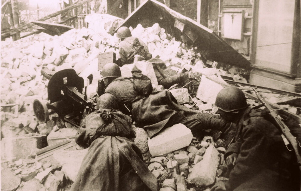 Красноармейцы с пулеметом «Максим» на груде камней на улице Берлина. Апрель-май 1945 г. Автор: Евгений Халдей. Фотография использована в качестве иллюстрации.