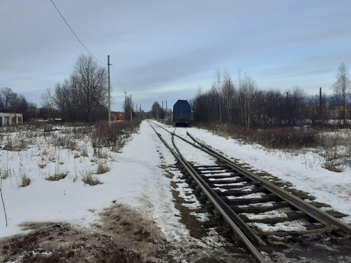 Вид в сторону завода, на боковом пути стоят вагоны для перевозки стеклянной тары. 