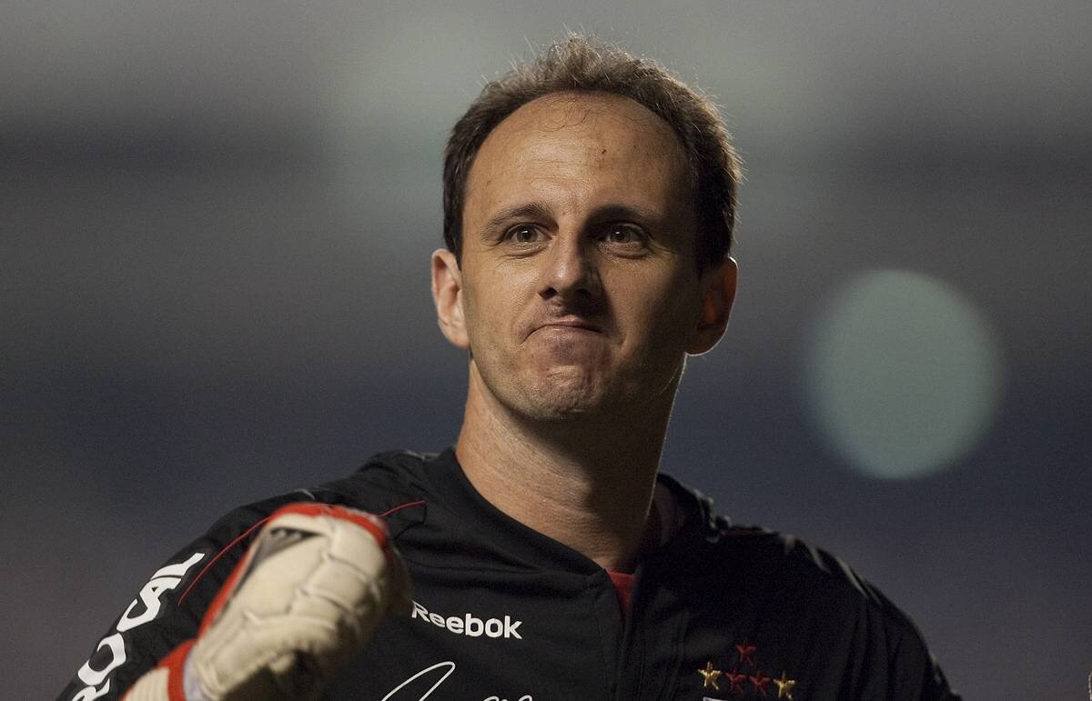  27 марта, 2011 В матче 16-го тура чемпионата бразильского штата Сан-Паулу против «Коринтианса» голкипер хозяев Рожерио Сени прямым ударом со штрафного забил 100-й гол в карьере