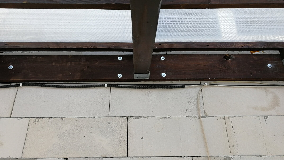 Стык досок находится под опорой балки