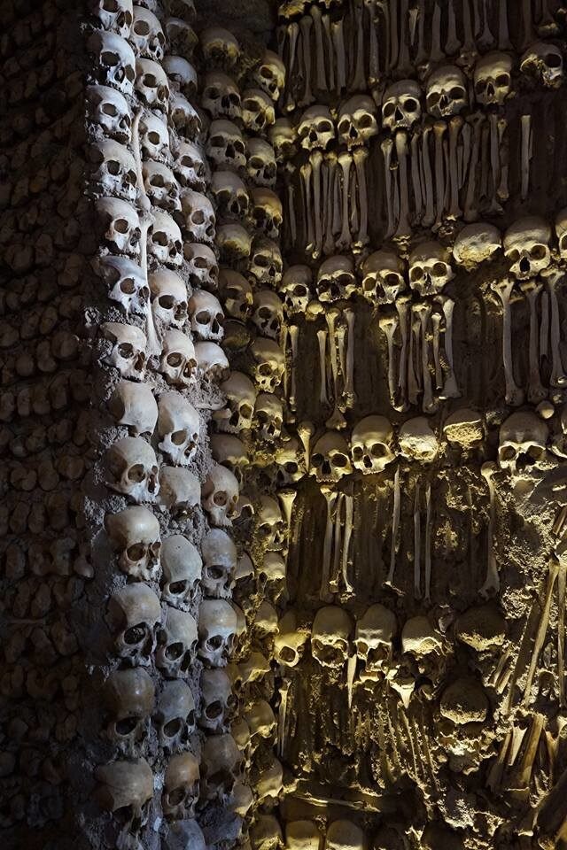 Часовня костей в Эворе, Португалия, это часть самой большой Королевской Церкви Св. Франциска и была построена францисканскими монахами в XVI веке.-1-3
