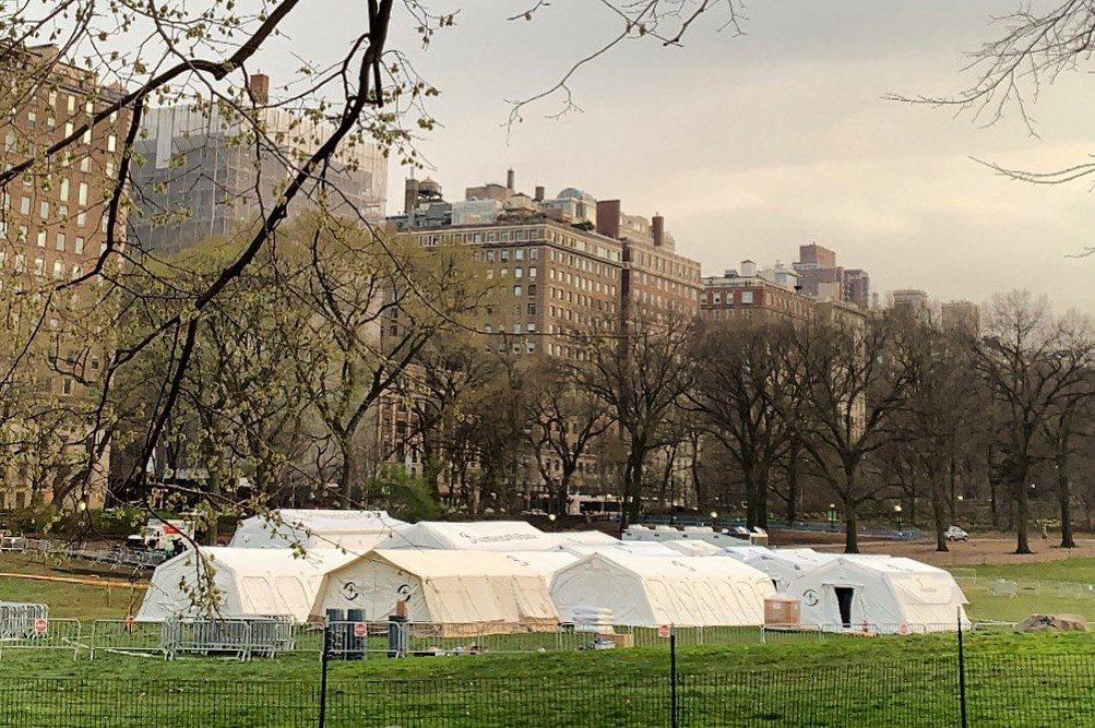 Полевой госпиталь в Центральном парке Нью-Йорка 30 марта 2020 года