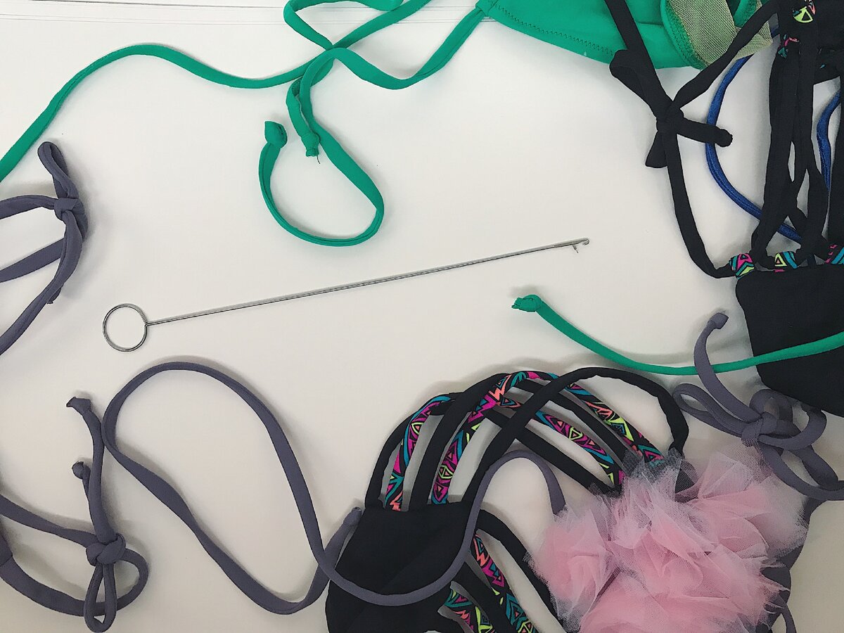 Крючок в окружении моих купальников 