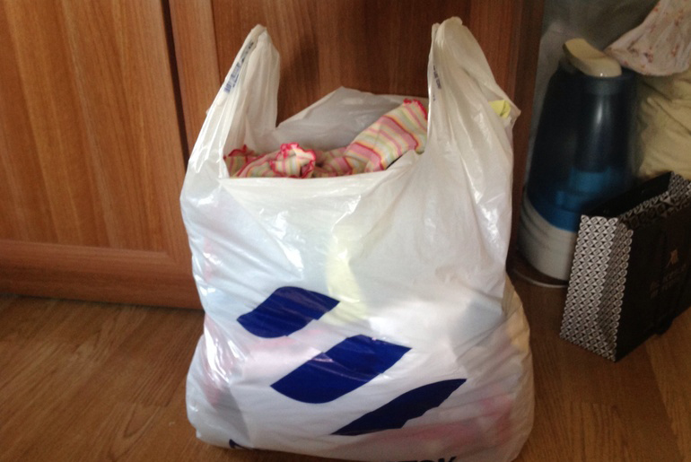 Мама сидит на кровати и опасливо поглядывает на пакет с вещами, который я оставила на видном месте.