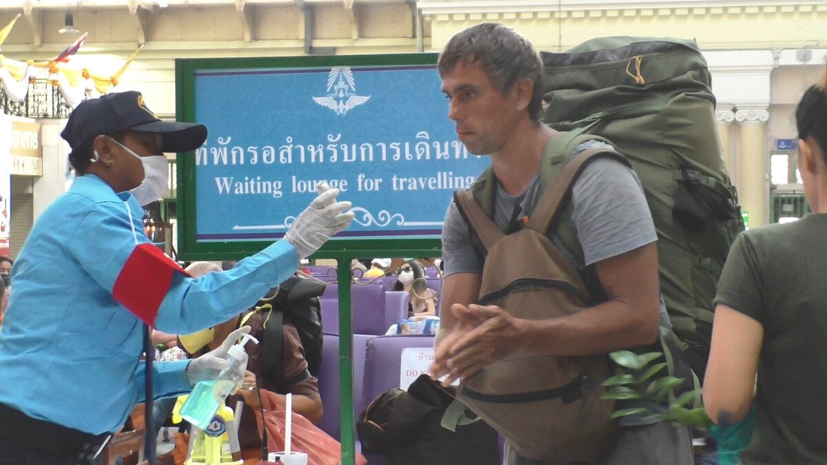 Заметьте на первой картинке очень странные цифры на термометре, меньше 30 градусов, и не фаренгейт и непонятно что, поэтому Вадим очень удивляется :) На других термометрах в других местах цифры были обычные, а это очень странный термометр