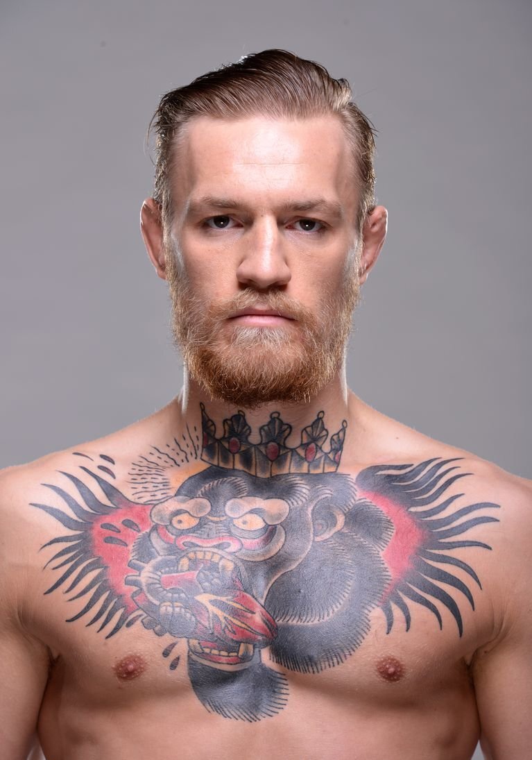 Черная горилла на груди Конора