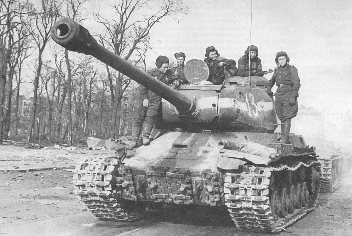 Весь танковый экипаж ИС-2, не считая красноармейца:)0