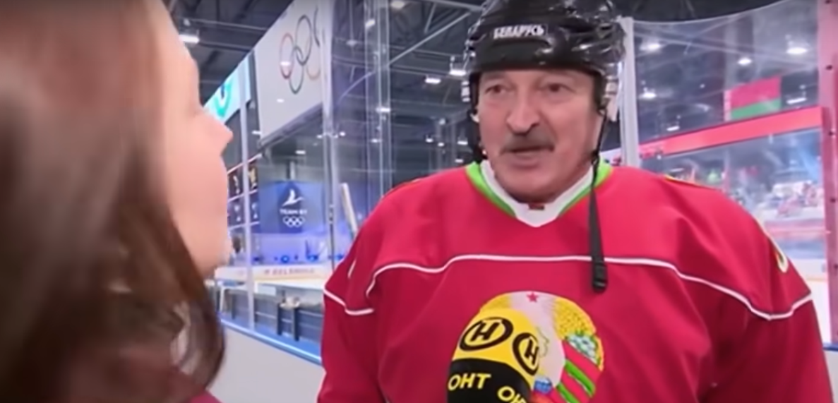 Лукашенко - в мировом рейтинге Короноидиотов занял первое место!  Ты же видишь, что вирусы в воздухе не летают?   Значит вируса нет!     А чтобы не заразиться нужно пить каждый день водку, заедать салом и кататься на тракторе! 