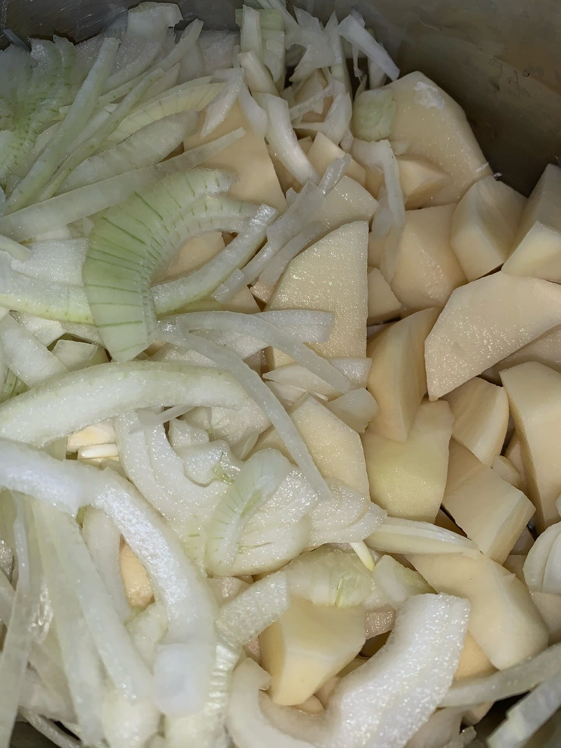 Лук с картофелем, уже нарезанный 