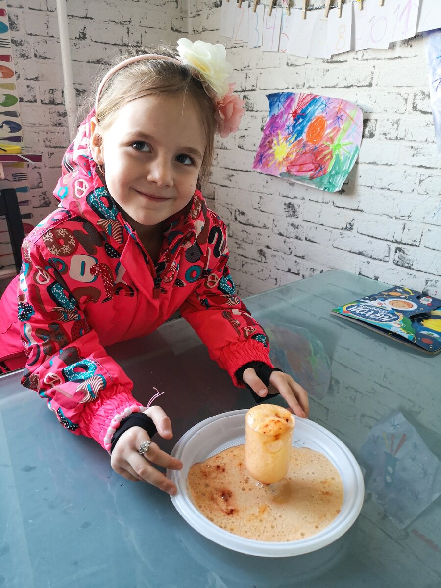 Вулкан из соды, красителя и уксуса