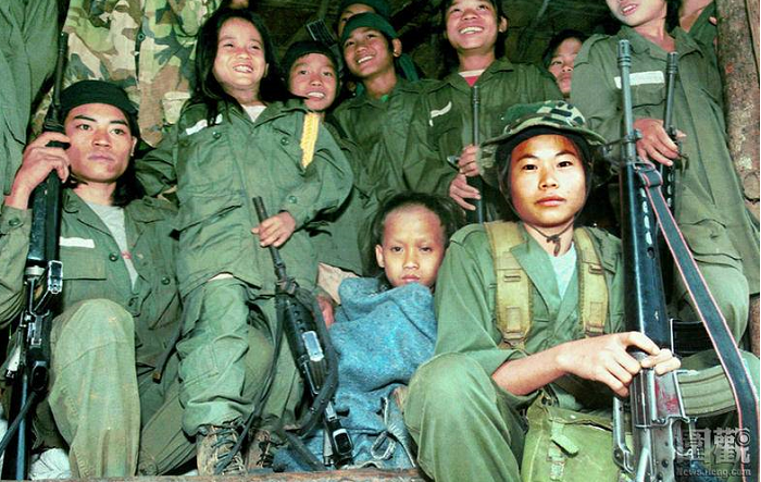 В центре закутан в одеяло Лютер Хту. Выше с длинными волосами слева (с нашей стороны) улыбается Джонни Хту. 