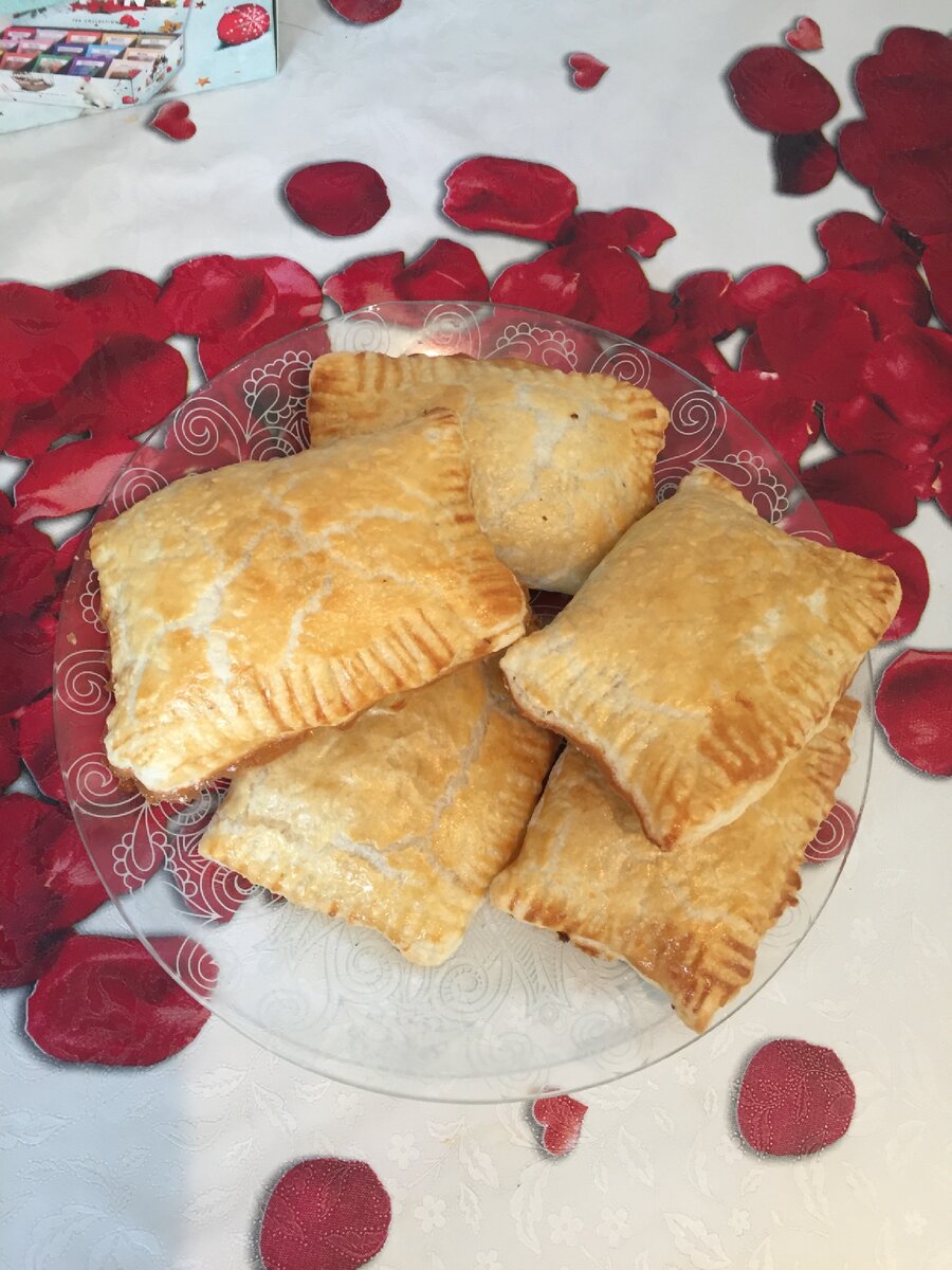 Хочу поделится с вами рецептом слоек вкусно и быстро 👍👍👍Берём фарш пережариваем с луком и специями добавляем в конце 50 гр сливочного масла перемешиваем и даём не много остыть 