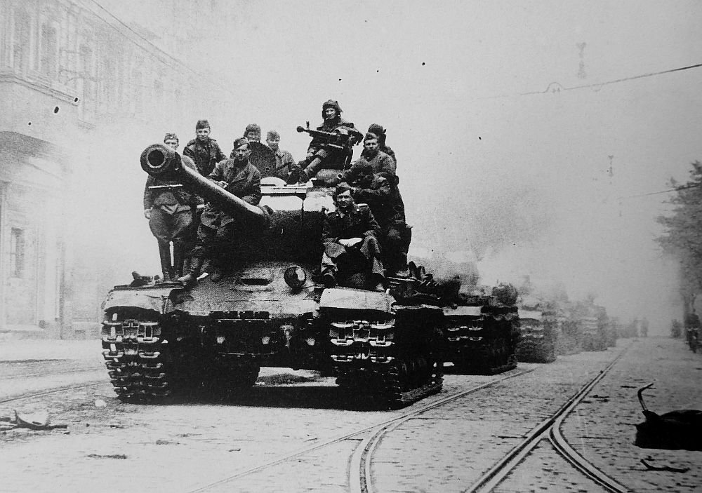 Красноармейцы на тяжелом танке ИС-2 на улице Берлина. Фото: waralbum.ru