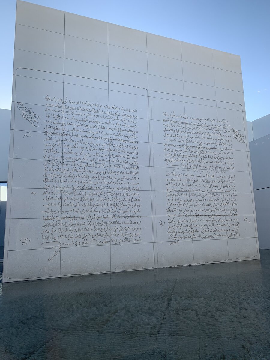 Здание окружено водой, морем и бассейнами 