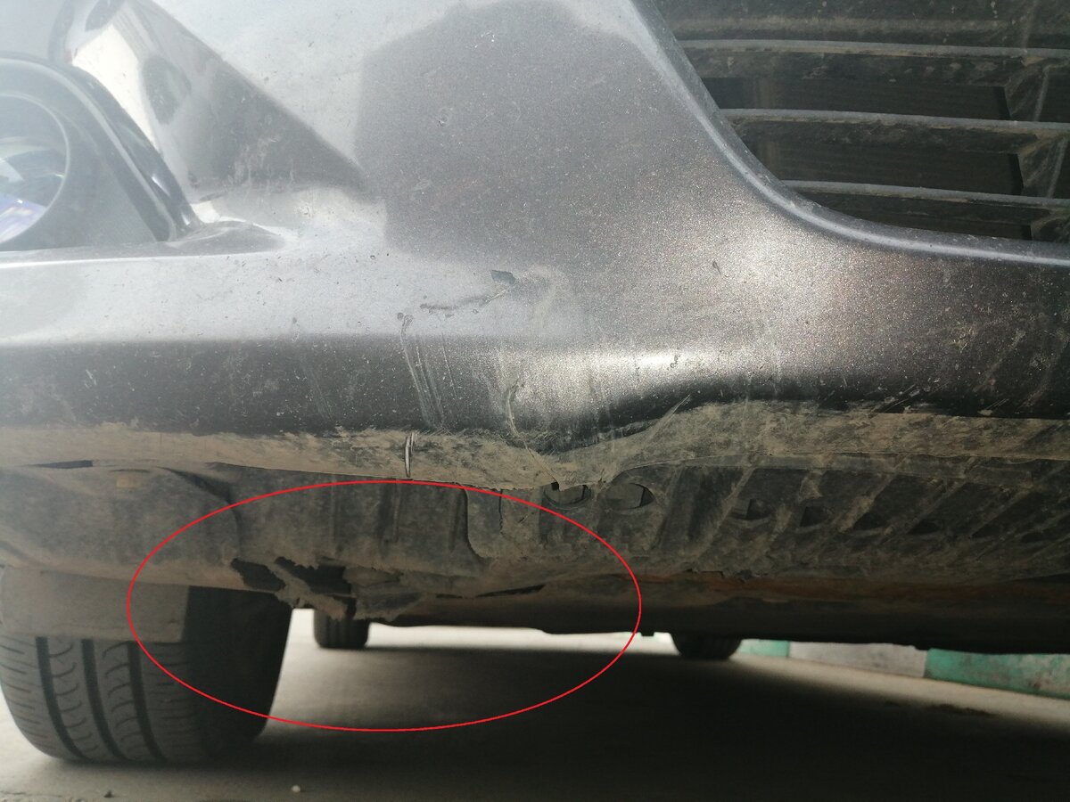 Красным выделил сломанную защиту.  Низ бампера весь обшаркан