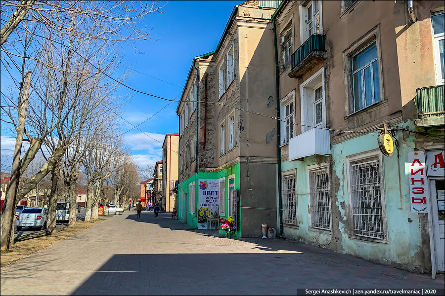 Приехал в Цхинвал и захотелось сразу же развернуться, и уехать. Это самая убогая столица, где я бывал