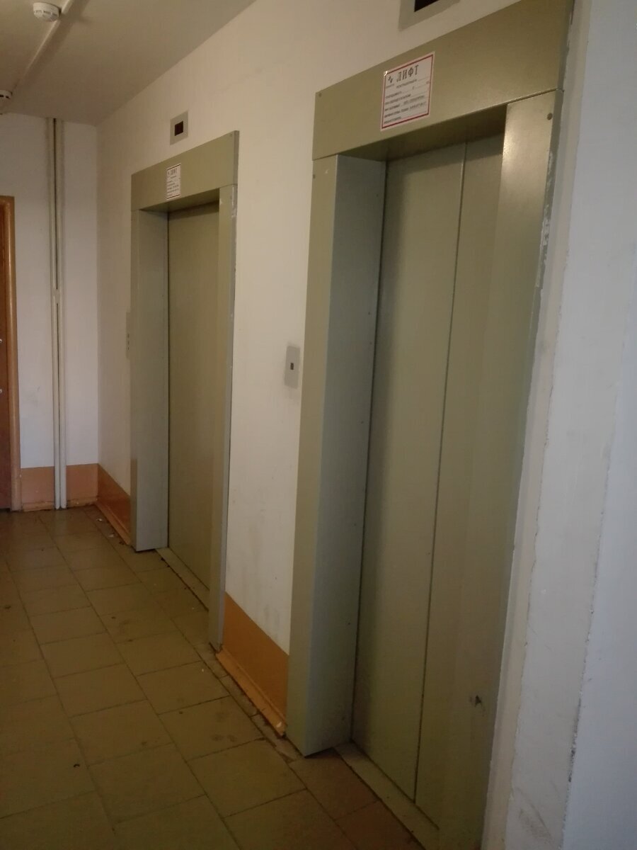 Грузовой и пассажирский лифт в обычной 18 этажном доме.