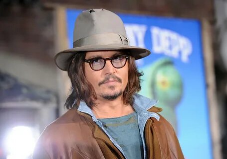 Почему студия решила отказаться от Деппа
Студию не устраивали нездоровый образ жизни, поведение актера на площадке и за ее пределами; от фильма к фильму гонорар Деппа продолжал расти, тогда как его привычки плохо соответствовали статусу звезды популярной приключенческой серии. За кадром Депп пил, опаздывал на съемки и забывал реплики. Вдобавок ко всему разразился скандал с бывшей женой Эмбер Хёрд, значительно подпортивший репутацию Деппа.

В 2017 году Хёрд развелась с Деппом и подала в суд, обвиняя актера в домашнем насилии. В документах значилось, что муж несколько раз бил ее, один раз чуть не задушил, швырялся вещами и доводил до того, что Хёрд опасалась за свою жизнь. В 2018 году Хёрд написала колонку в газету Washington Post, в которой описала свой опыт столкновения с домашним насилием, но ни разу не упомянула Деппа. В ответ актер подал иск о клевете на сумму 50 млн долларов.

Одновременно Депп ввязался в судебную тяжбу с компанией, занимавшейся его финансами. Съемки в кино принесли актеру 650 миллионов, но все они исчезли из-за действий The Management Group. Депп подал в суд и потребовал 25 млн долларов возмещения убытков. Руководство TMG все отрицало и подало ответный иск, обвиняющий Деппа в нарушении устных договоренностей с компанией. Утверждалось, что Депп тратил огромные деньги на вино и спонтанные дорогостоящие покупки.

Как все резко изменилось
В начале февраля ситуация вокруг Деппа и Хёрд предстала в новом свете. В сети появились аудиозаписи, согласно которым актриса применяла физическое и психологическое насилие по отношению к бывшему мужу. В опубликованных фрагментах записей Хёрд признает, что применяла силу — ударила Деппа по лицу, швыряла в него посуду и всячески пыталась его унизить.

После публикации записей в сети начал набирать силу хештег #СправедливостьДляДжонниДеппа» (#JusticeForJohnnyDepp), которым пользователи отмечали посты в поддержку актера. В сети появилась петиция, призывающая студию Disney вернуть Деппа в роли Джека Воробья. На данный момент она собрала уже более 170 000 подписей.

