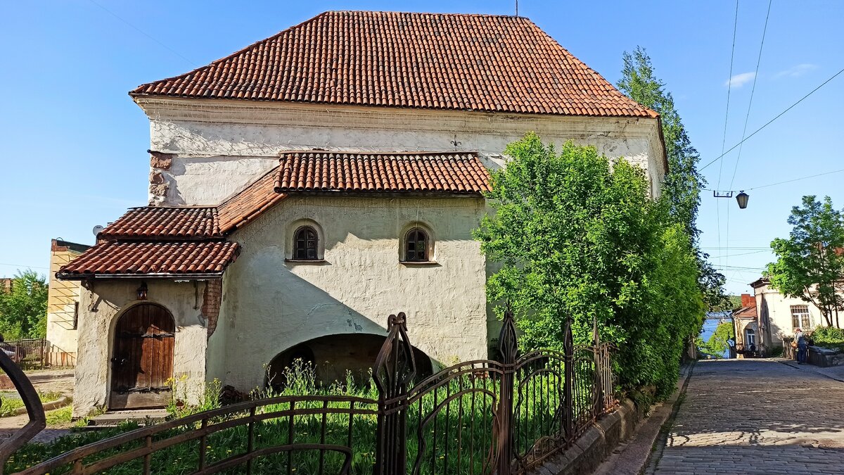 Костел Святого Гиацинта - средневековый дом, неоднократно менявший своих владельцев. Также его называют Рыцарским домом. Расположена на улице Водной Заставы, 4.