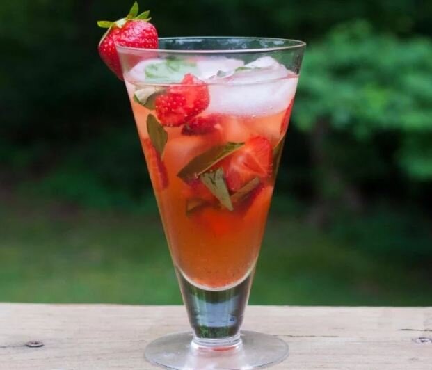 Клубничный мохито и яблочный лимонад: показываю, как готовить необычные летние напитки