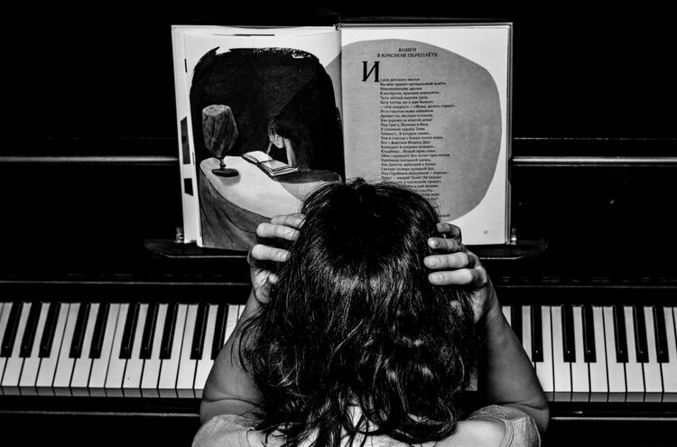 фото Дарья Комкина, я за фоно читаю стихотворение «Книги в красном переплете» из сборника «Мой рыцарь»