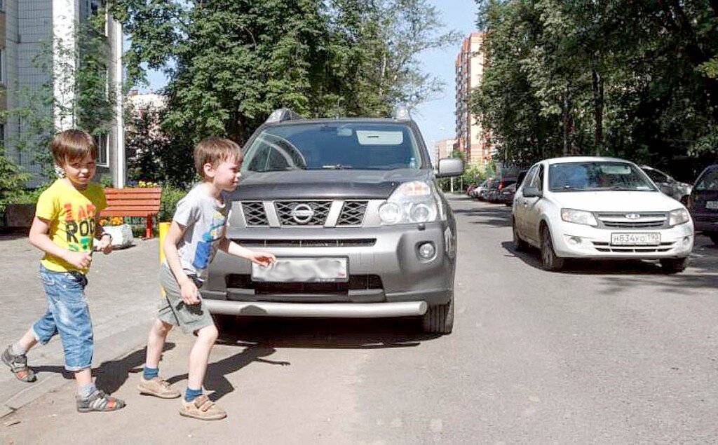 Двор автомобиль пешеход. Дорожно-транспортные происшествия дети. Пешеход во дворе. Дети и машины во дворах.