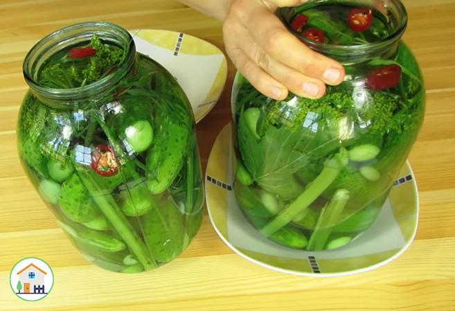 Солёные огурчики в банках