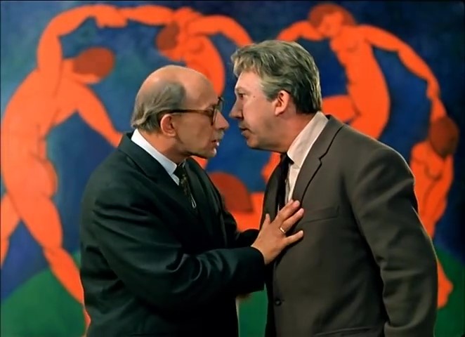 В музеи  (кадр из фильма)