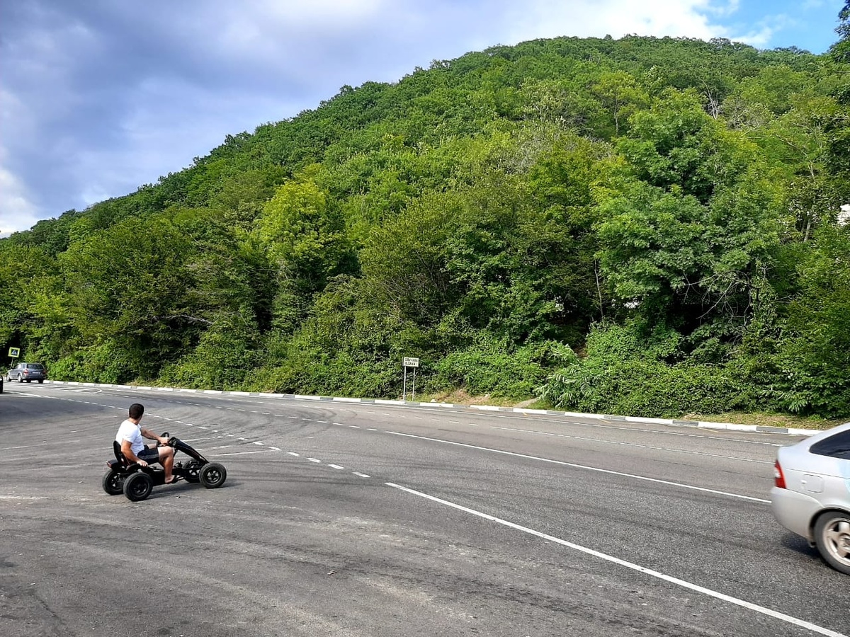 И мы стоим перед выбором словно на перекрестке, с вопросом в голове, куда? Налево или направо? 