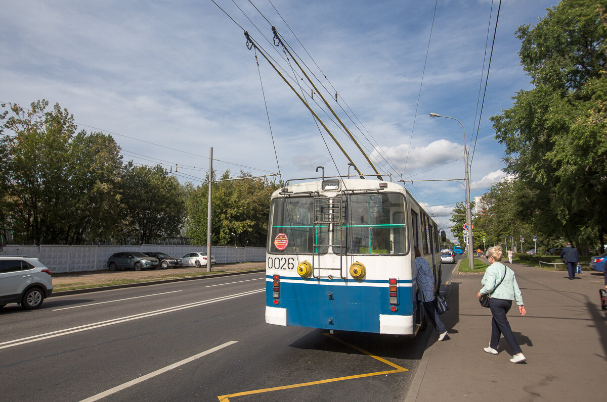 Химкинский троллейбус у метро "Планерная" в Москве (ещё 1 фото). Фото автора