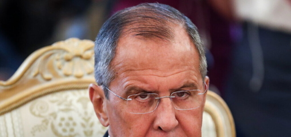 Лавров заявил о готовности Москвы помочь решить конфликт в Нагорном Карабахе
========================================
Российская Федерация готова способствовать урегулированию конфликта в Нагорном Карабахе.

Об этом заявил министр иностранных дел России Сергей Лавров.

Соответствующее заявление российский дипломат сделал во время разговора со своим армянским коллегой Зограбом Мнацаканяном, передает пресс-служба МИД России.

Лавров выразил озабоченность российской стороны ростом жертв среди мирного населения в конфликте Армении и Азербайджана.

Главой МИД РФ также отмечена необходимость скорейшего прекращения огня.

"Подтверждена готовность содействовать сторонам в возвращении процесса нагорно-карабахского урегулирования в политико-дипломатическое русло под эгидой сопредседателей Минской группы ОБСЕ в соответствии с совместным заявлением президентов России, США и Франции", — сказано в сообщении.

Ранее премьер-министр Армении Никол Пашинян заявил, что готов к обсуждению вопроса в рамках Минской группы ОБСЕ введения российских миротворцев в Нагорный Карабах. Перед этим он выступил с обращением, в котором рассказал о цели альянса Азербайджана и Турции. По его мнению, это не захват территории Нагорного Карабаха, а уничтожение армянского народа.
