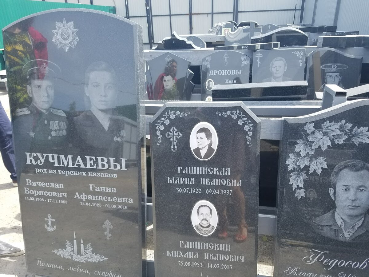 Пример вертикальных стел памятников на двоих 