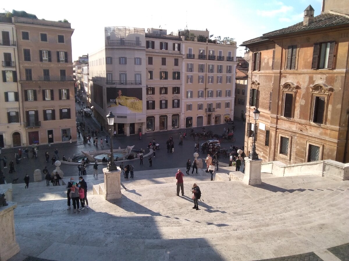 На углу Piazza di Spagna и Via Condotti осенью всегда стоит торговец каштанами. Фото из личной коллекции автора 