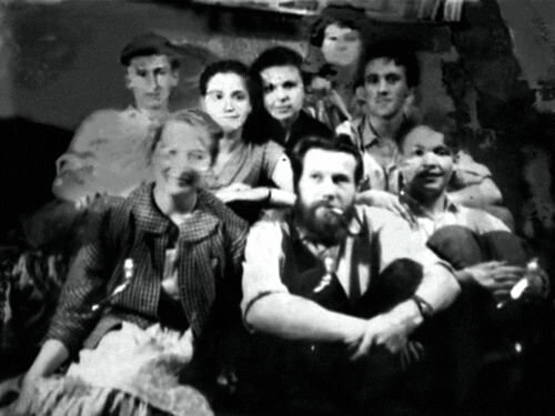 Студенты школы-студии МХАТ в гостях у преподавателя русской литературы Синявского Андрея Донатовича (Абрама Терца) после сдачи экзамена.На фото: Ялович Геннадий, Лихитченко Аза, Луиза Неделько, Высоцкий Владимир, Розанова Мария Васильевна, Синявский Андрей Донатович