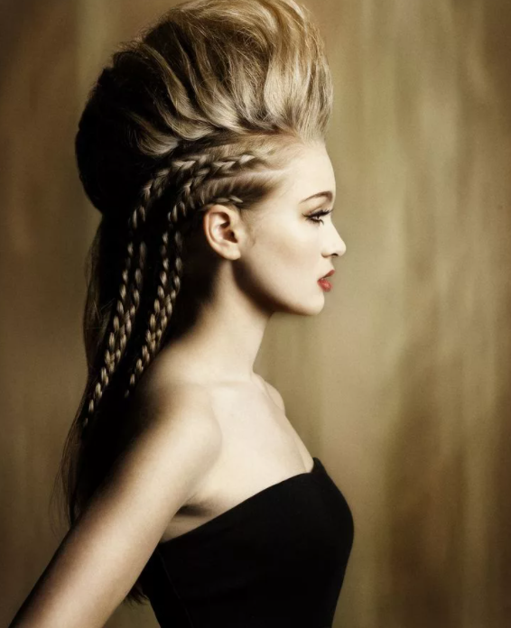 Первобытных людей обычно представляют косматыми «дикарями», но это едва ли соответствует истине. Даже в погребениях охотников на мамонтов, живших почти 40 тыс. лет назад, археологи находят костяные гребни. А прически женщин, скульптурные изображения которых найдены на палеолитических стоянках Мальта, Буреть, Виллендорф, выглядят просто роскошно. Их волосы то ниспадают на плечи, то уложены параллельными друг другу горизонтальными рядами. 