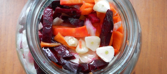 Простой рецепт очень вкусной и яркой капусты, которая займет достойное место на праздничном столе. Ингредиенты (их количество рассчитано на 3-х литровый бутыль): ●	головка капусты весом 1,2-1,4 кг;
●	один средний буряк - 1 шт.;
●	морковка средняя - 1 шт.;
●	5-6 зубчиков чеснока (в зависимости от их размера);
●	соль - 3 ст. л.;
●	сахар - 1 стакан (200 грамм);
●	уксус 9% - 150 мл;
●	масло подсолнечное - 6 ст. л.;
●	вода - 1,5 литра.
