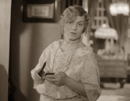 И в хозяйские дела не лезет, и ее оценка предельно ясна.