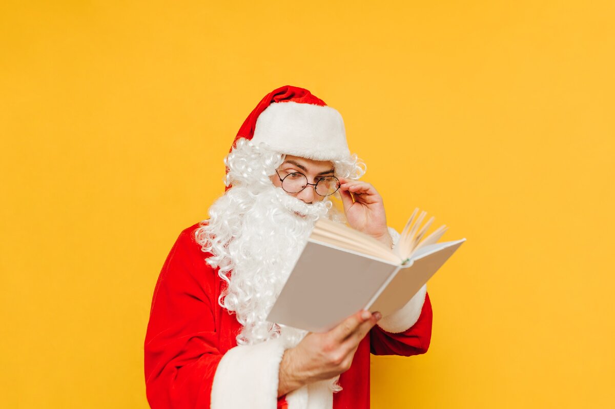 Фотография Санта Клаус читает книгу