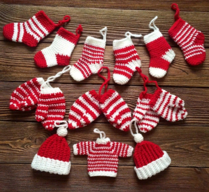 Вязаные новогодние игрушки крючком. Елочные игрушки крючком. Новогодние игрушки вязанные крючком на елку. Елочные игрушки крючком. Мандарин амигуруми.