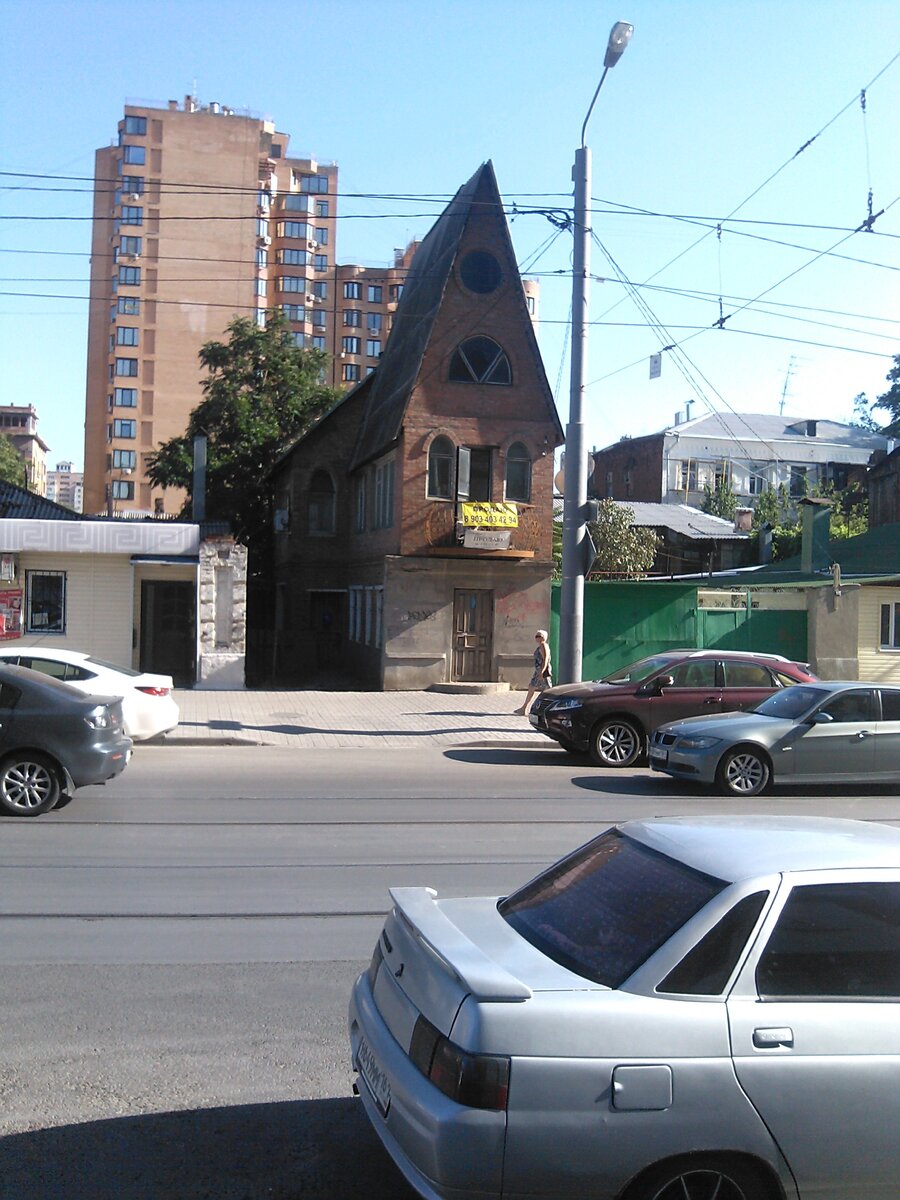 Командировка в Ростов-на-Дону. Вот такой интересный "Сказочный домик" я увидел в командировке в Ростове-на-Дону. @ Горбунов Сергей